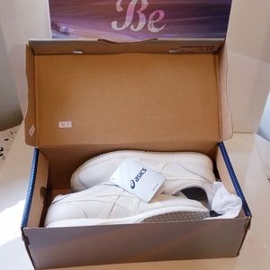 New with tag Asics Cheer Shoes size 6